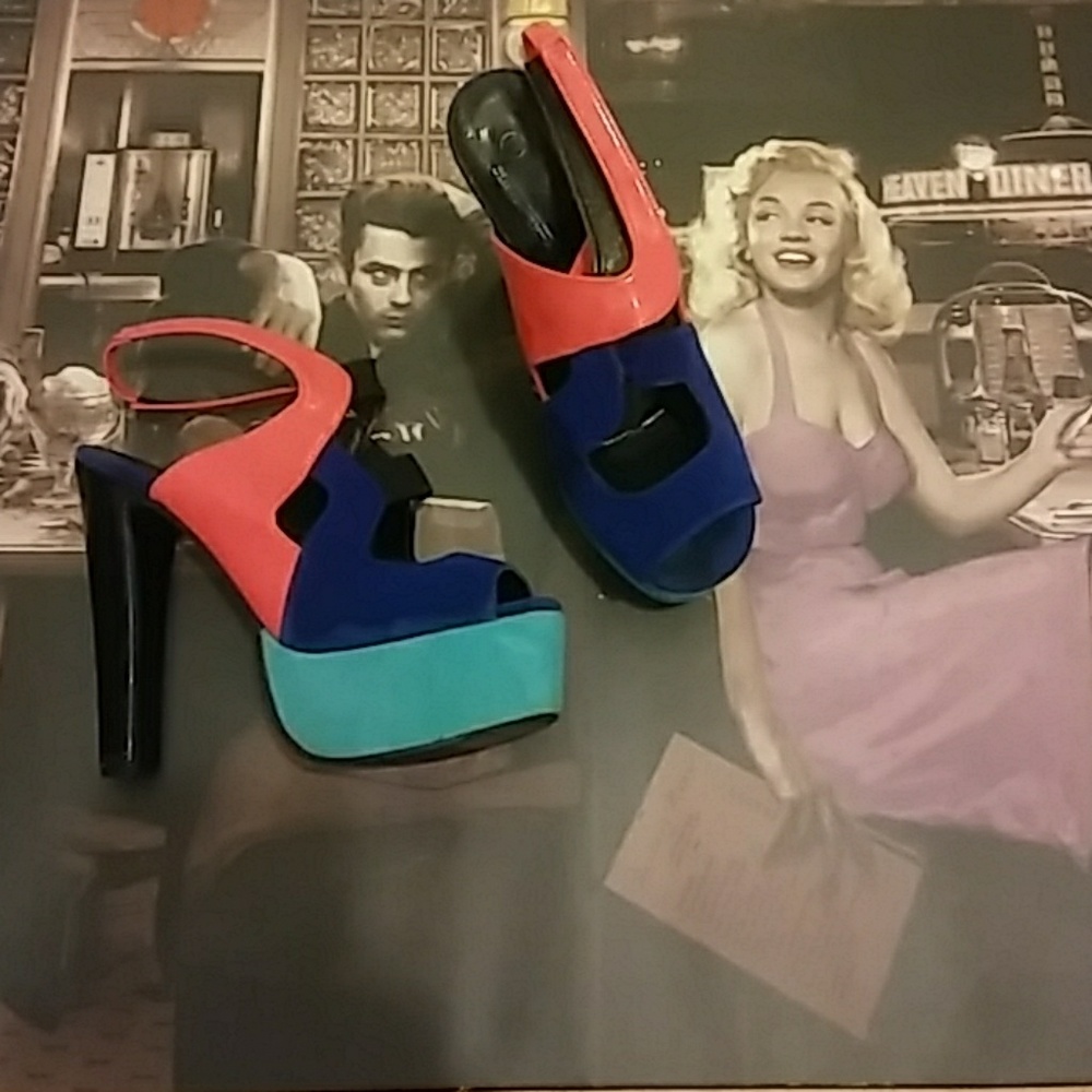 Multicolor heels 💙👠💙💖💙👠